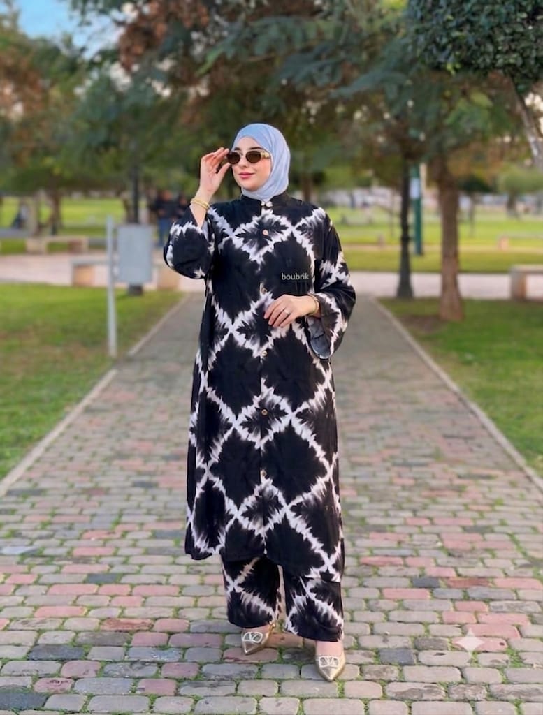 طقم باتيك مزركش أبيض وأسود