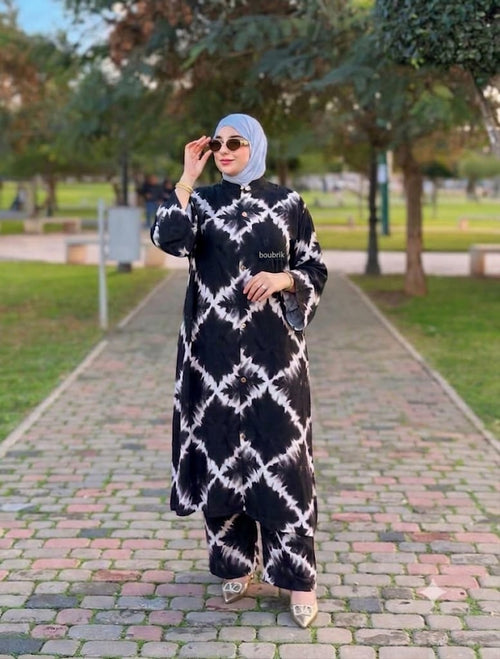 طقم باتيك مزركش أبيض وأسود