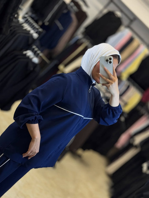 طقم رياضي نسائي - إطلالة أمامية
